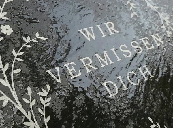 Laden und Abspielen von Videos im Galerie-Viewer, Imprägnierung für Naturstein aus Schiefer von Memoriam Gedenktafeln.
