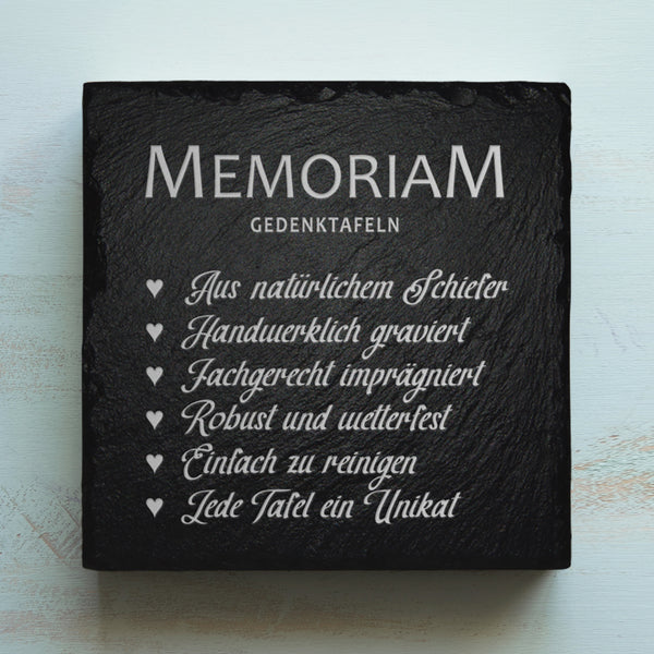 Laden Sie das Bild in den Galerie-Viewer, Wetterfeste Grabdekoration aus Schiefer mit Gravur und Inschrift mit Informationen über Memoriam Gedenktafeln.
