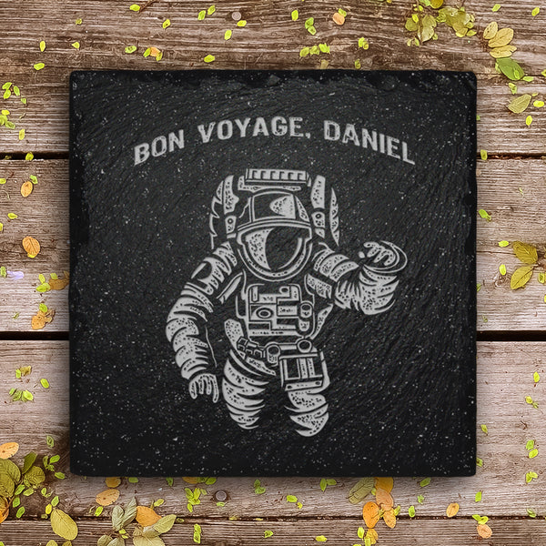 Laden Sie das Bild in den Galerie-Viewer,   Grabstein mit Astronaut Gravur und Inschrift nach Wunsch. Aus natürlichem Schiefer regional gefertigt von Memoriam Gedenktafeln.

