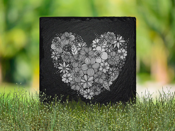 Laden Sie das Bild in den Galerie-Viewer, Wetterfeste Grabdekoration aus Schiefer mit Blumen-Herz Gravur | MEMORIAM
