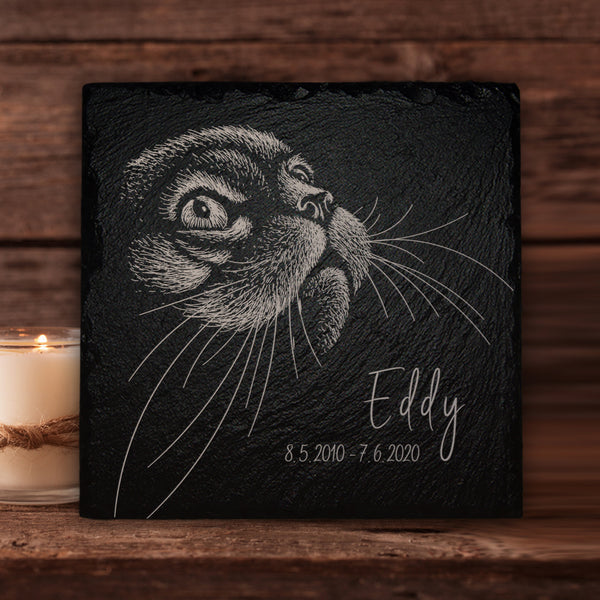 Laden Sie das Bild in den Galerie-Viewer, Grabplatte mit eingraviertem Katzen Portrait 
