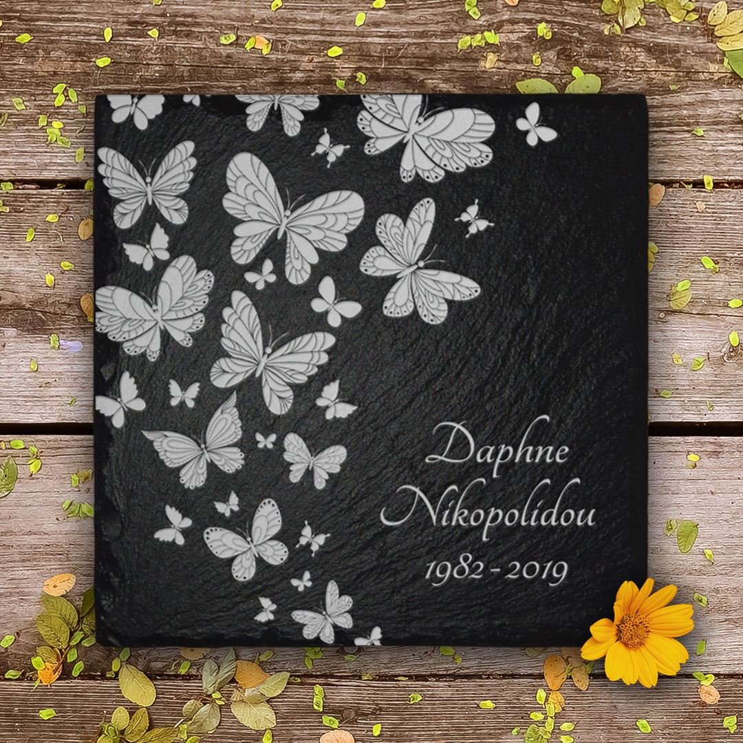 Grabplatte mit Schmetterlinge und Beschriftung. Aus hochwertigem Schiefer gefertigt. Mit MEMORIAM einfach und günstig online bestellen.