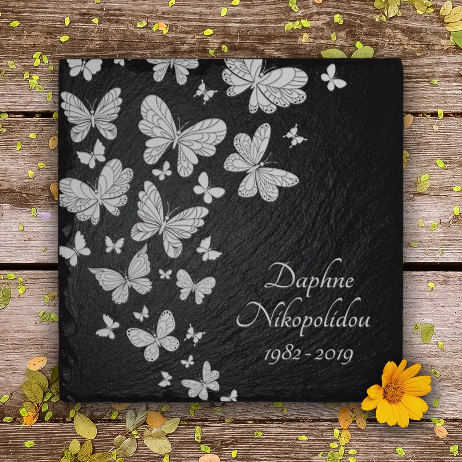Grabplatte mit Schmetterlinge und Beschriftung. Aus hochwertigem Schiefer gefertigt. Mit MEMORIAM einfach und günstig online bestellen.