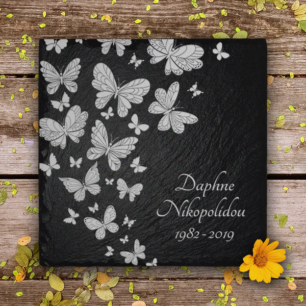 Laden Sie das Bild in den Galerie-Viewer, Grabplatte mit Schmetterlinge und Beschriftung. Aus hochwertigem Schiefer gefertigt. Mit MEMORIAM einfach und günstig online bestellen.
