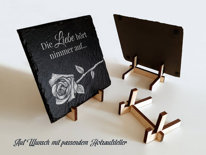 Grabdekoration und Grabschmuck für ein Urnengrab: Schiefertafeln mit Gravur von Memoriam Gedenktafeln.