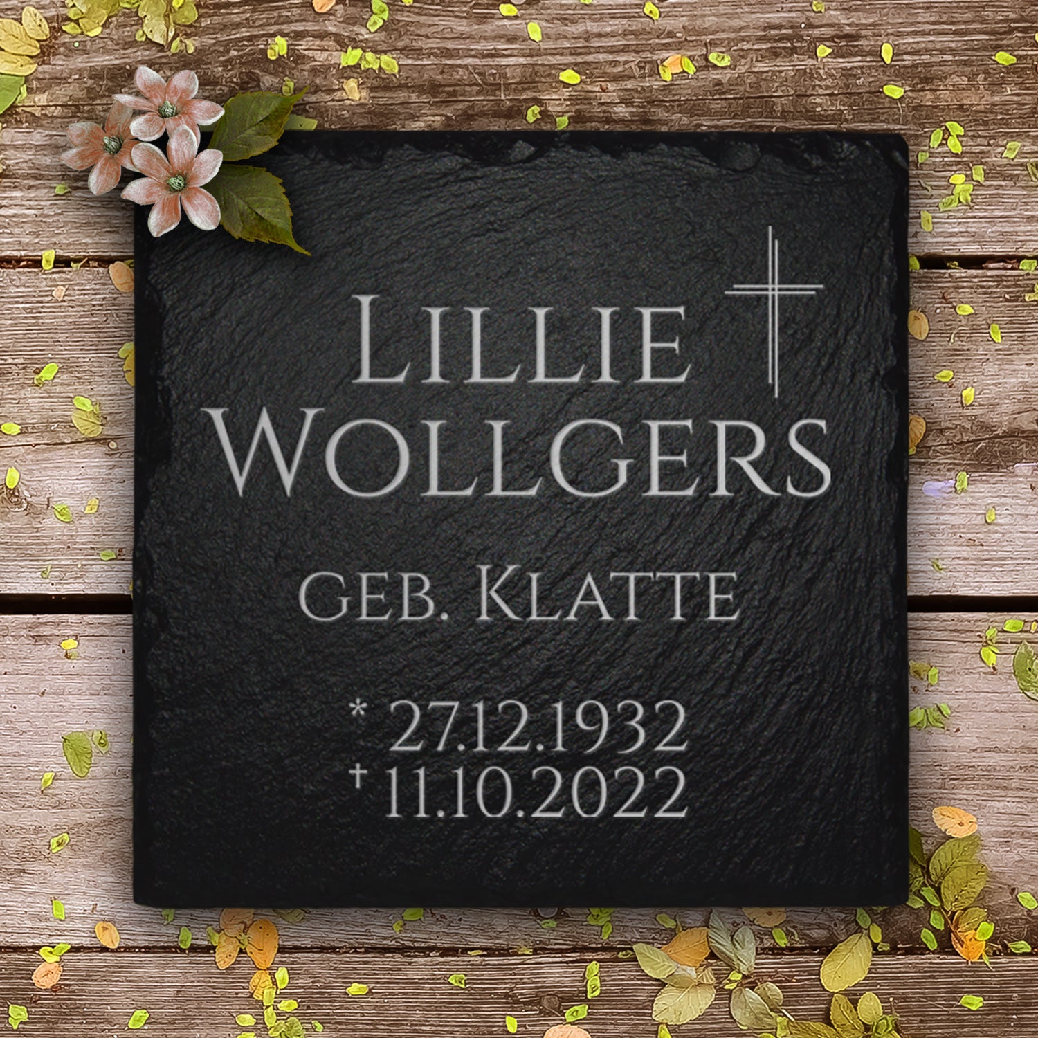 Schlichte Liegeplatte für Urnengrab. Aus Schiefer mit klassischer Gravur & Inschrift. Von MEMORIAM