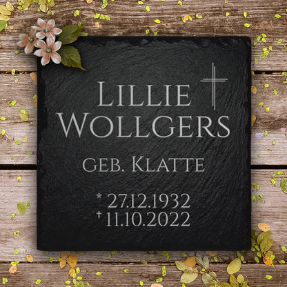 Schlichte Liegeplatte für Urnengrab. Aus Schiefer mit klassischer Gravur & Inschrift. Von MEMORIAM