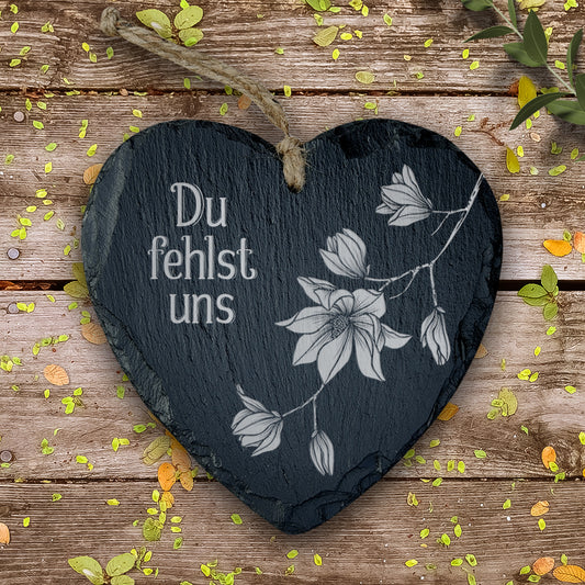 Grabschmuck Schieferherz. Mit Magnolie Gravur und Trauerspruch. 