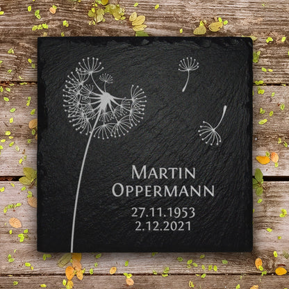 Kleine Grabplatte aus Schiefer mit Pusteblume Gravur und Beschriftung von Memoriam Gedenktafeln.